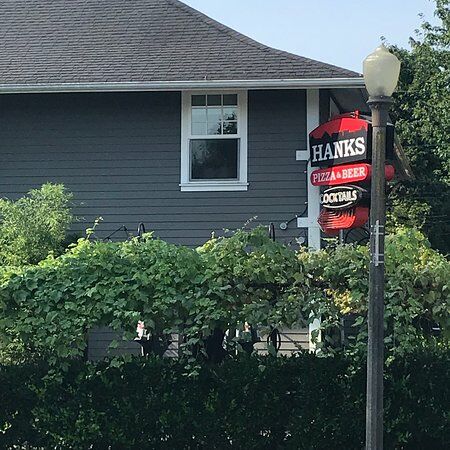 Hank's Bar And Pizza